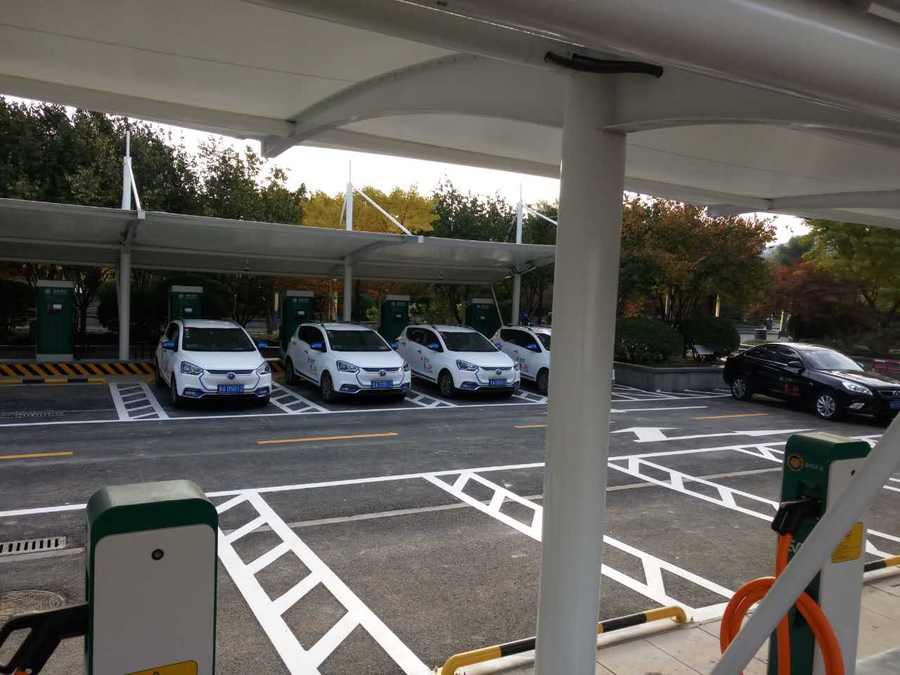 七字型的汽車停車棚，也是汽車蓬里，使用比較多的一款造型